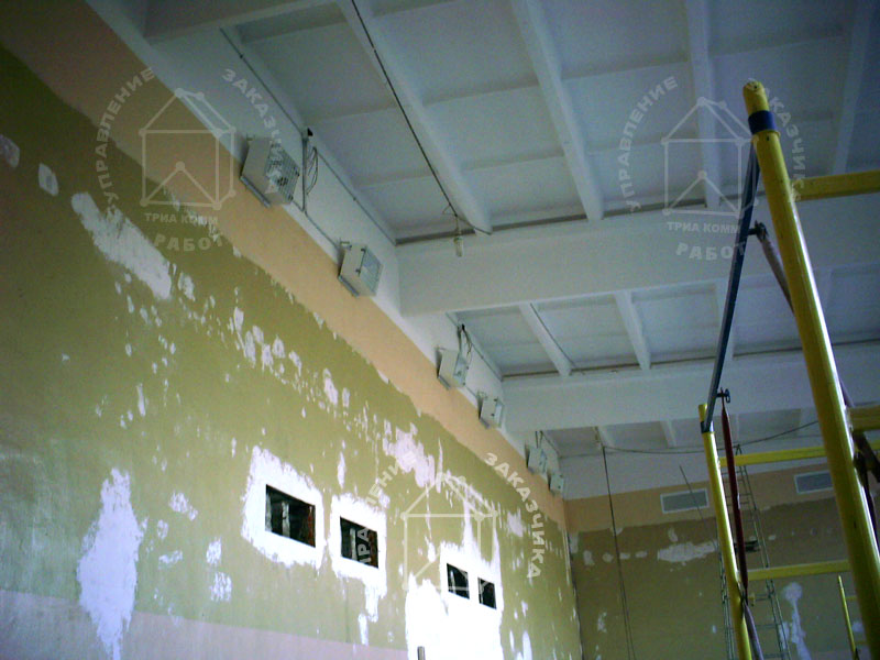 Фото потолка в спортзале после ремонта и штукатурных работ по отделке стен